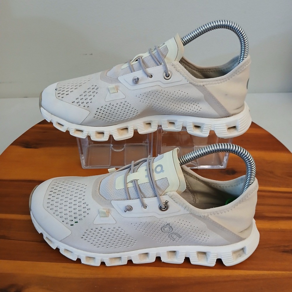 On Cloud 5 Women 7.5 White Running Shoes Sneakers 3WD10541178